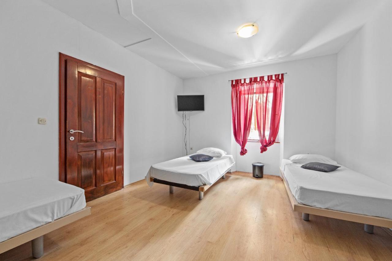 Pula Hostel ภายนอก รูปภาพ